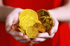 O femeie cu banuti de aur în mână