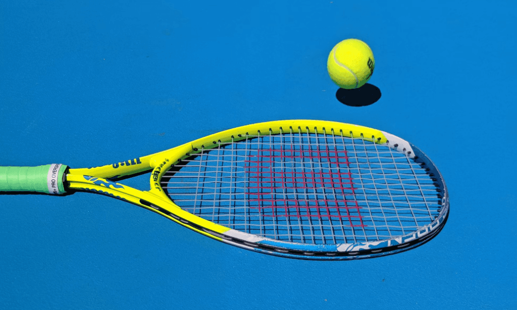 Rachetă și minge de tenis